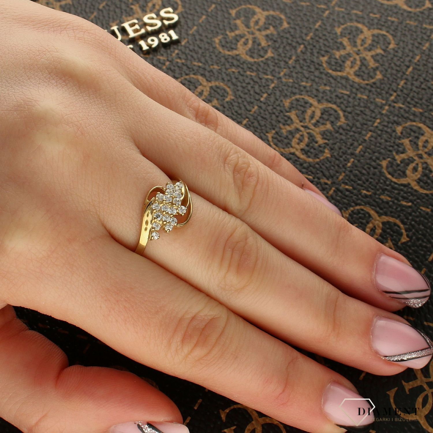 Złoty pierścionek Niezwykły blask próba 333 rozmiar 16, DIA-PRS-5186-333. Elegancki pierścionek wykonany z żółtego złota o próbie 333, który zachwyca swoim niezwykłym blaskiem. 1.jpg