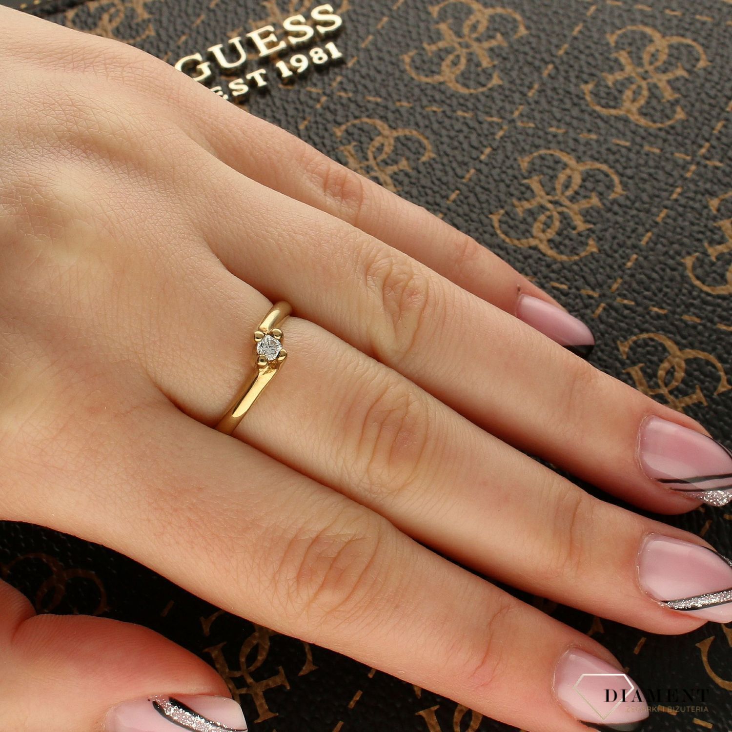 Złoty pierścionek zaręczynowy z cyrkonią DIA-PRS-5187-333.jpg