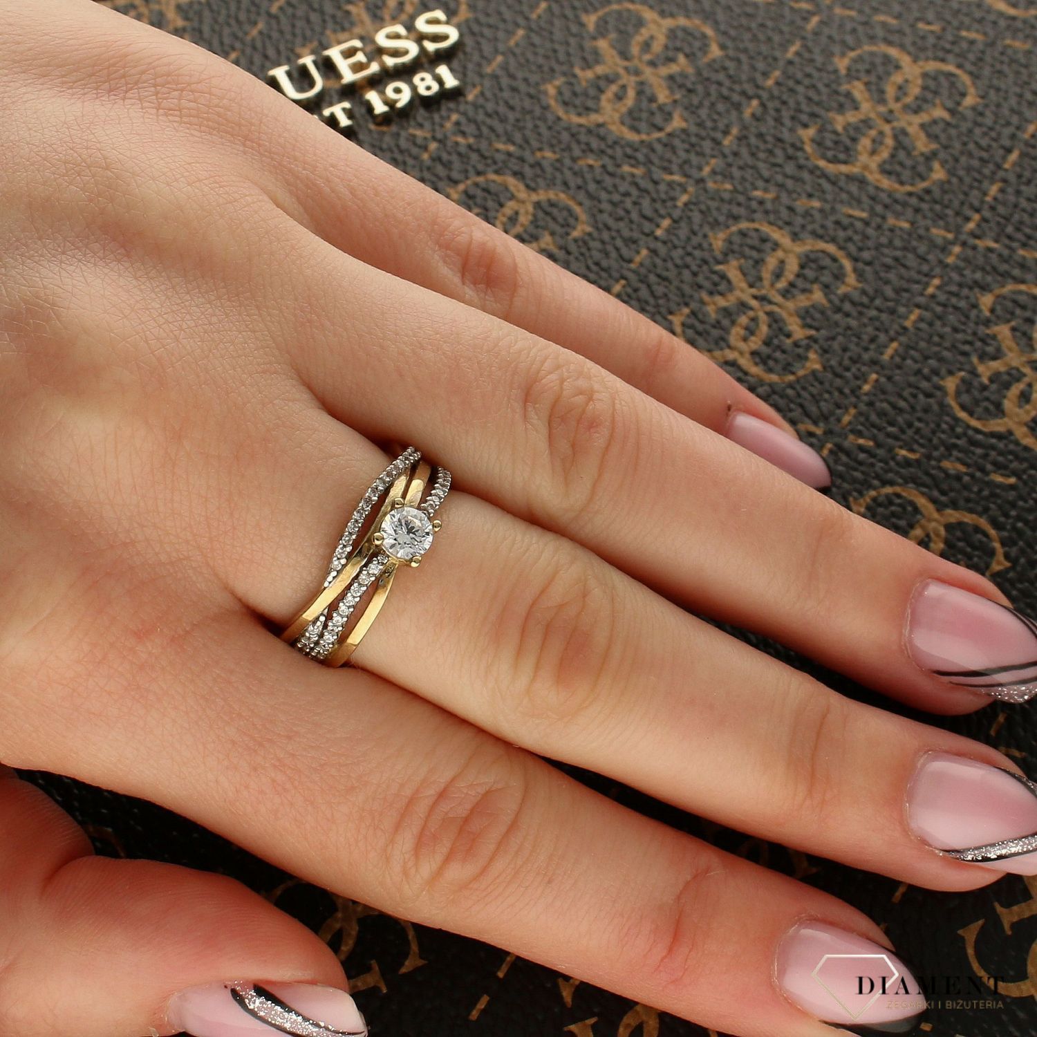 Złoty szeroki pierścionek 'Błyszczące fale' DIA-PRS-5189-333 (1).jpg