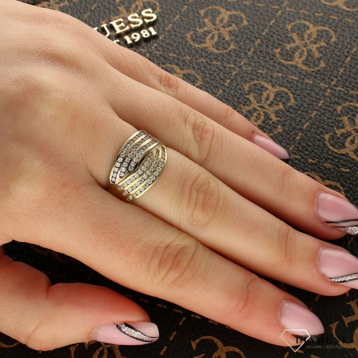 Złoty szeroki pierścionek wysadzany cyrkoniami DIA-PRS-5190-333. Złoty, szeroki pierścionek o nietypowej budowie. Połączenie białego i żółtego złota z pewnością przyciągnie uwagę na palcu. 1.jpg