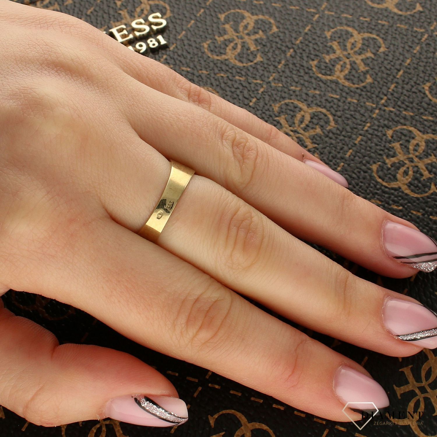 Złoty szeroki pierścionek wysadzany cyrkoniami DIA-PRS-5190-333. Złoty, szeroki pierścionek o nietypowej budowie. Połączenie białego i żółtego złota z pewnością przyciągnie uwagę na palcu. 1.jpg