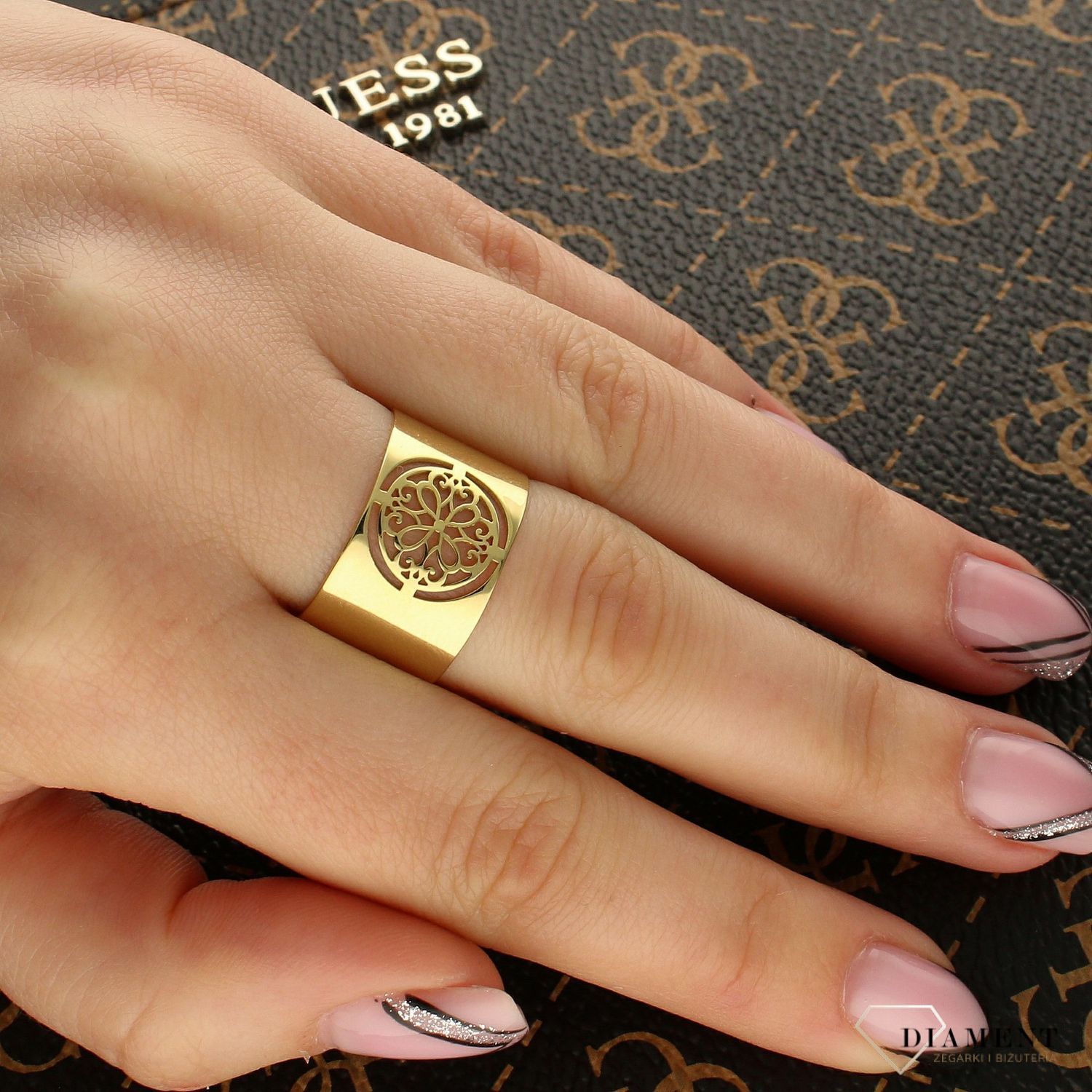 Złoty szeroki pierścionek z ornamentowym zdobieniem.jpg