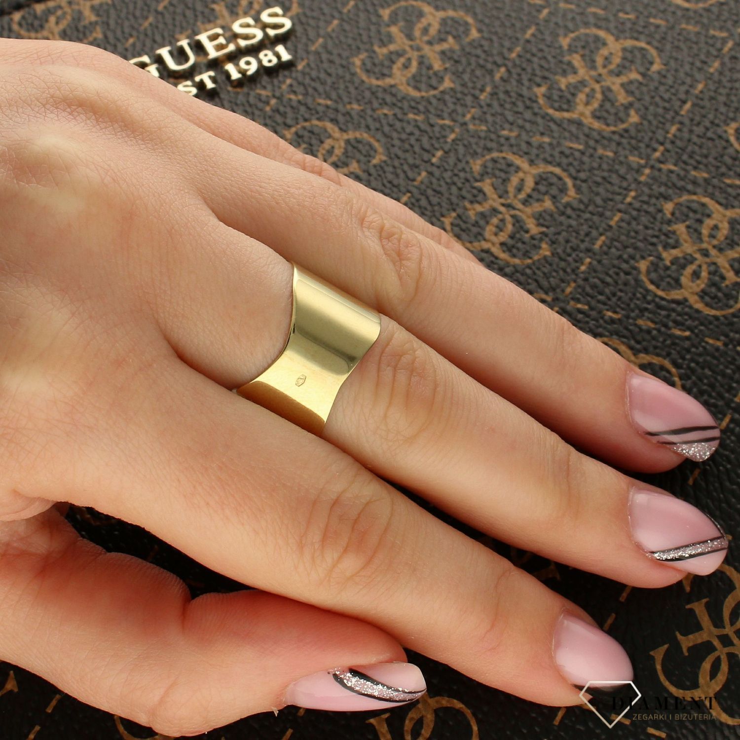 Złoty szeroki pierścionek z ornamentowym zdobieniem.jpg