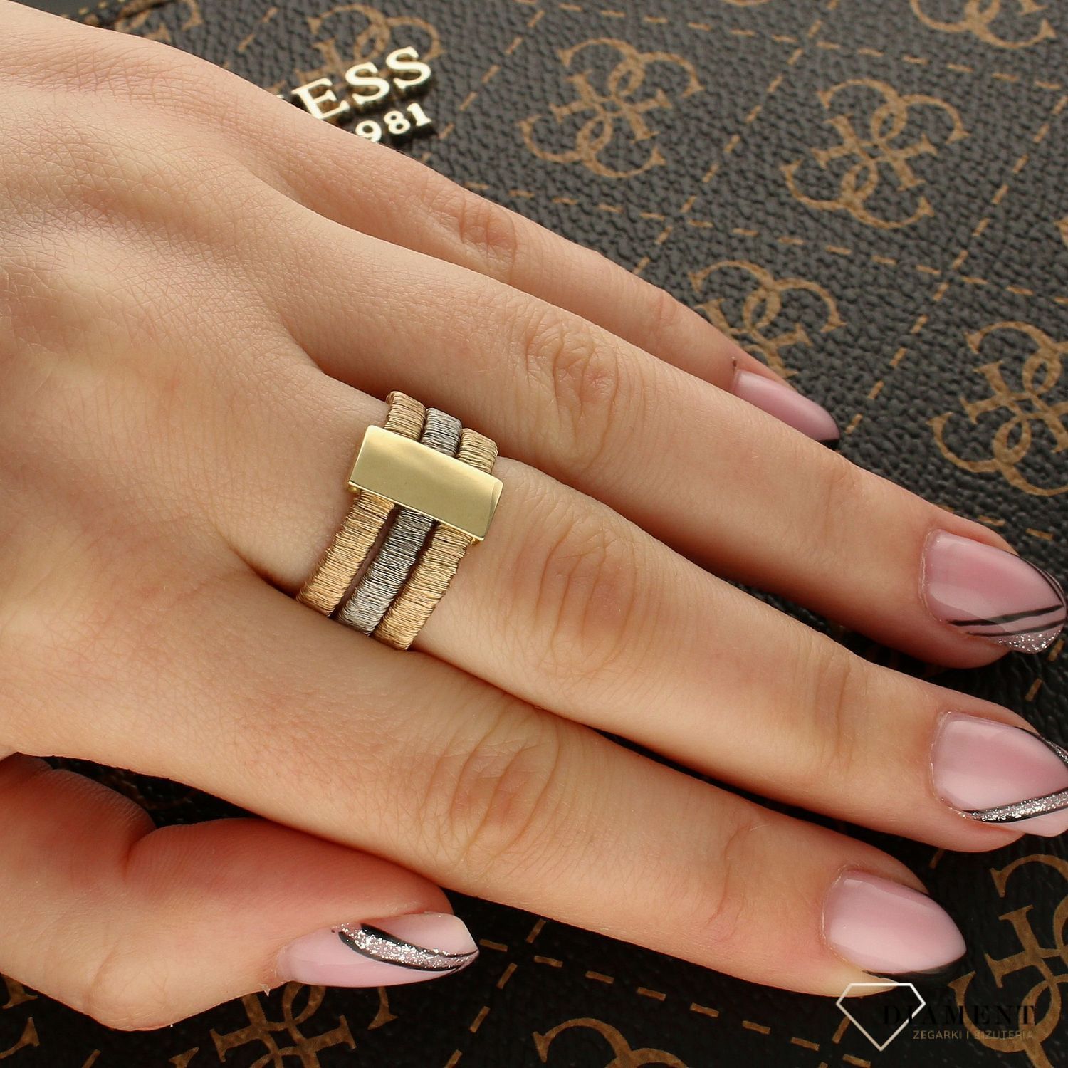 Złoty szeroki pierścionek ze złotej nitki 'Lśniąca plecionka'.jpg