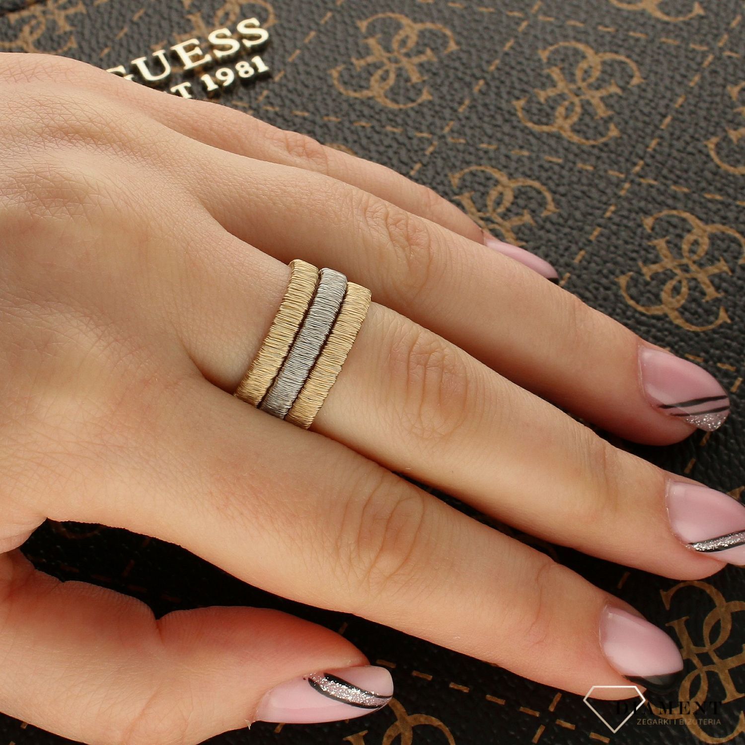 Złoty szeroki pierścionek ze złotej nitki 'Lśniąca plecionka'.jpg