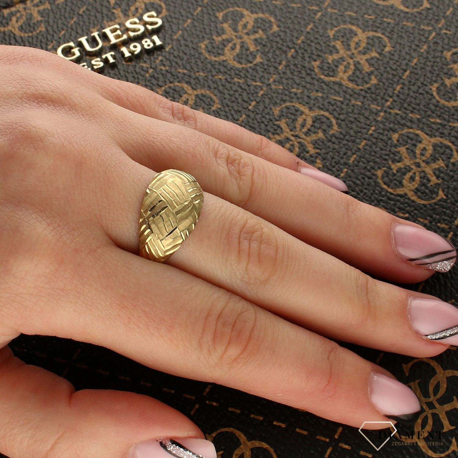 Złoty pierścionek damski 333 „Połyskujące kwadraty” – elegancki i nowoczesny Au.jpg