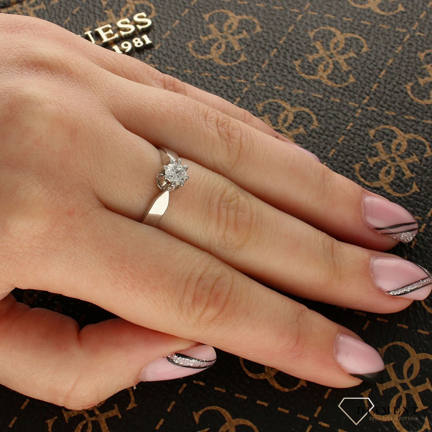 Złoty pierścionek zaręczynowy białe złoto 'Wspomnienie chwili' DIA-PRS-5197-333. Złoty pierścionek zaręczynowy z jedną cyrkonią ozdobiona koroną o klasycznej formie. Na prezent.1.jpg