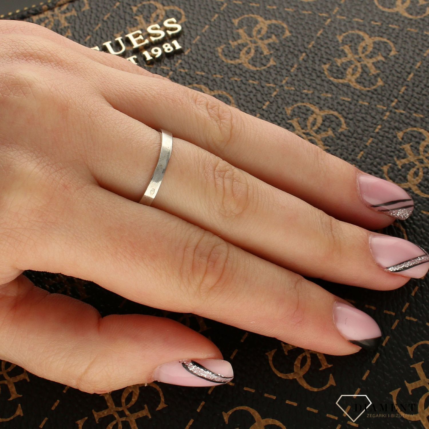 Złoty pierścionek zaręczynowy białe złoto 'Wspomnienie chwili' DIA-PRS-5197-333. Złoty pierścionek zaręczynowy z jedną cyrkonią ozdobiona koroną o klasycznej formie. Na prezent.1.jpg