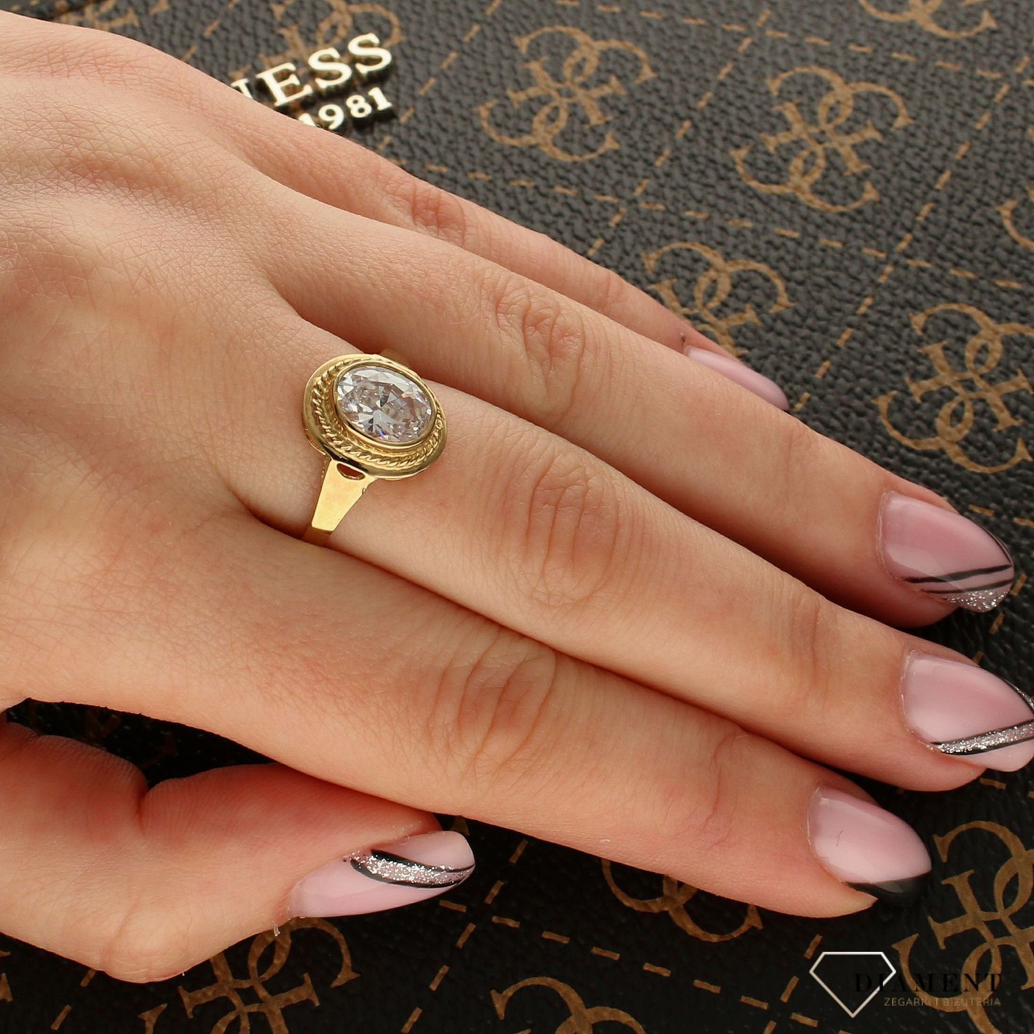 Złoty pierścionek klasyczny z dużym oczkiem DIA-PRS-5198-333.jpg