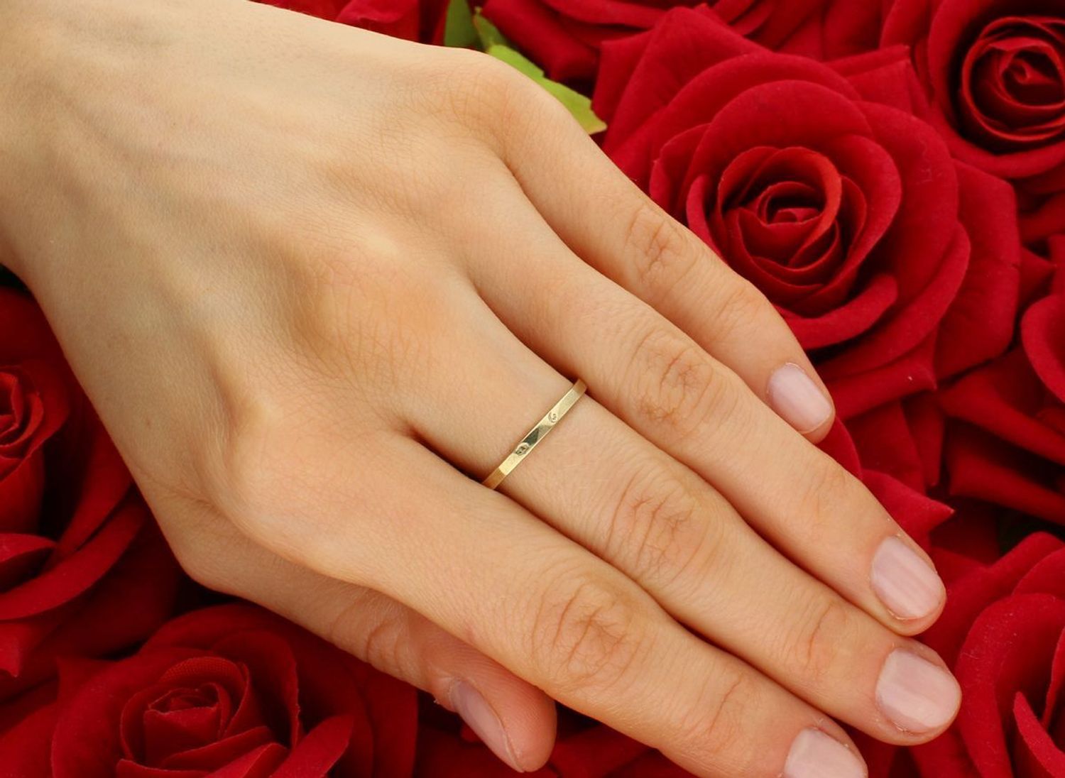 Złoty pierścionek 'Błyszcząca biel' DIA-PRS-5199-333 rozmiar 18.  Duża cyrkonia otoczona mniejszymi sprawia, że pierścionek pięknie mieni się przy każdym ruchu. Na prezent. Dla ukochanej.2.jpg