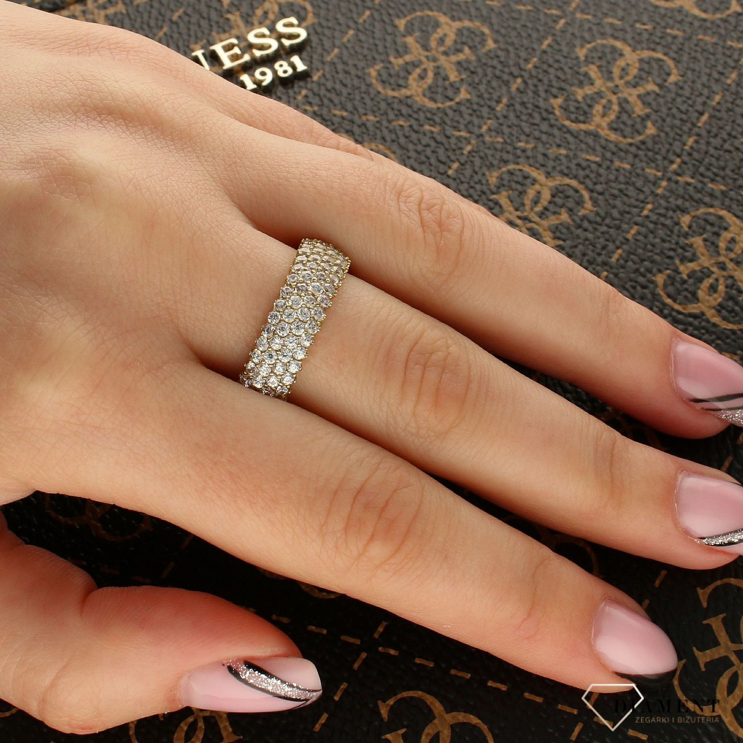 Złoty pierścionek 'Błyszcząca obrączka' DIA-PRS-5202-333.jpg