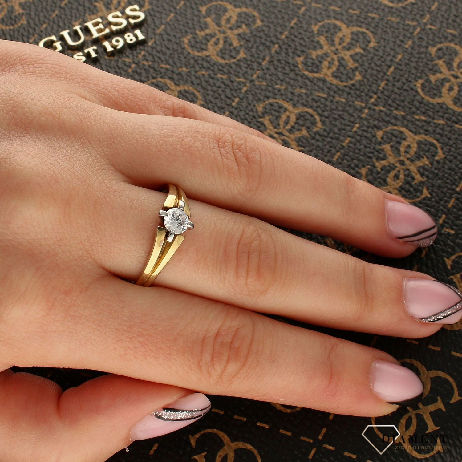 Złoty pierścionek zaręczynowy z cyrkonią  Próba 333 Au.jpg