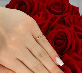 Złoty pierścionek trzy cyrkonie próba 333 rozmiar 9, DIA-PRS-5210-333. Elegancki pierścionek wykonany z żółtego złota o próbie 333, ozdobiony trzema pięknymi cyrkoniami, które dodają blasku 3.jpg