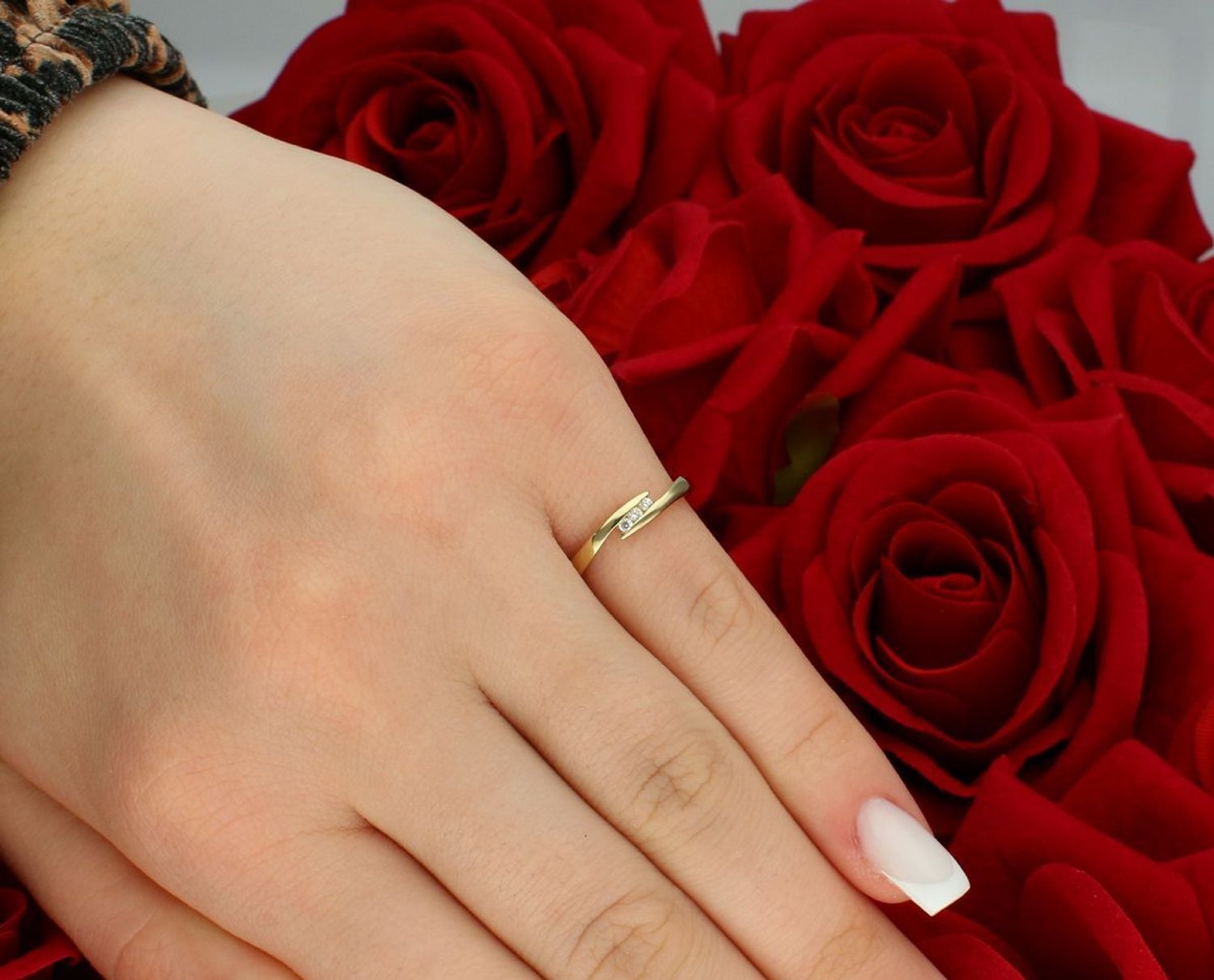 Złoty pierścionek trzy cyrkonie próba 333 rozmiar 9, DIA-PRS-5210-333. Elegancki pierścionek wykonany z żółtego złota o próbie 333, ozdobiony trzema pięknymi cyrkoniami, które dodają blasku 1.jpg