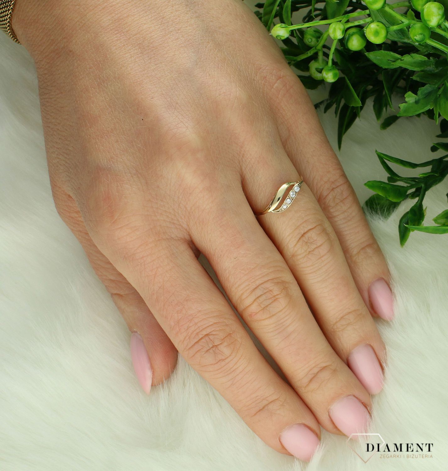 Złoty pierścionek damski 375 klasyczny z cyrkoniami rozmiar 10 DIA-PRS-5211-333. Złoty pierścionek damski. Pierścionek złoty 333 z cyrkoniami. Złoty pierścionek o klasycznym wzorze na prezent. Pierścionek złoty dla kobiety..jpg