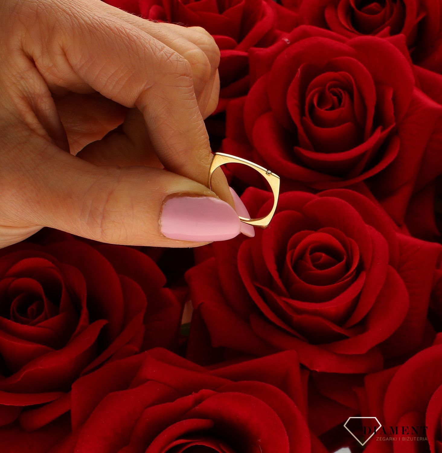 Złoty pierścionek 333 kwadratowy nowoczesny wzór DIA-PRS-5212-333. Pierścionek został wykonany z najwyższej jakości złota próby 333. Waga pierścionka wynosi około 1,05-1,10 gram. Pierścionek o geometrycznym wzorze, o w minim (4).jpg