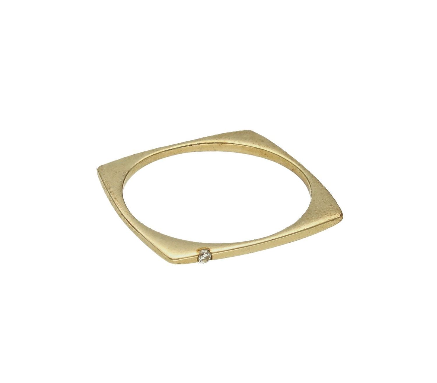 Złoty pierścionek 333 kwadratowy nowoczesny wzór DIA-PRS-5212-333. Pierścionek został wykonany z najwyższej jakości złota próby 333. Waga pierścionka wynosi około 1,05-1,10 gram. Pierścionek o geometrycznym wzorze, o w minim (4).jpg