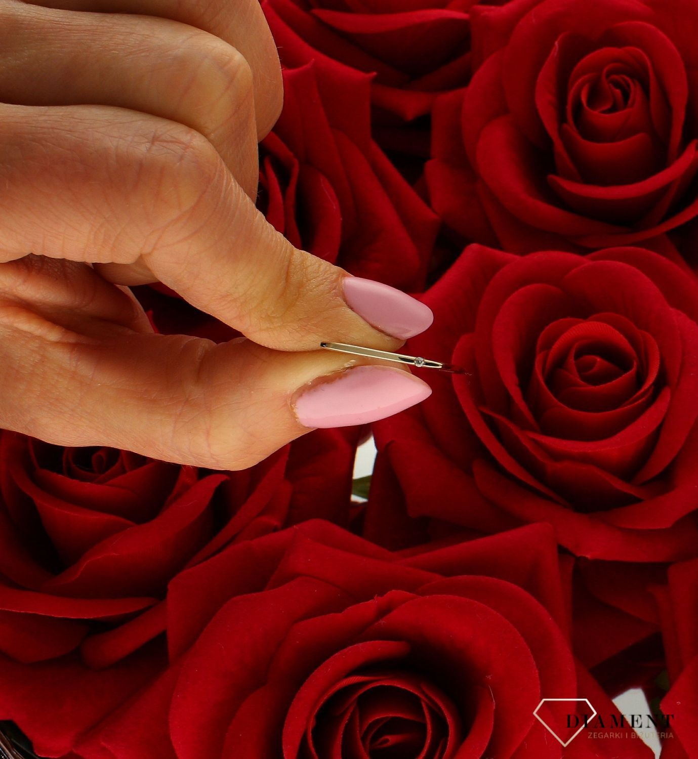 Złoty pierścionek 333 kwadratowy nowoczesny wzór DIA-PRS-5212-333. Pierścionek został wykonany z najwyższej jakości złota próby 333. Waga pierścionka wynosi około 1,05-1,10 gram. Pierścionek o geometrycznym wzorze, o w minim (4).jpg