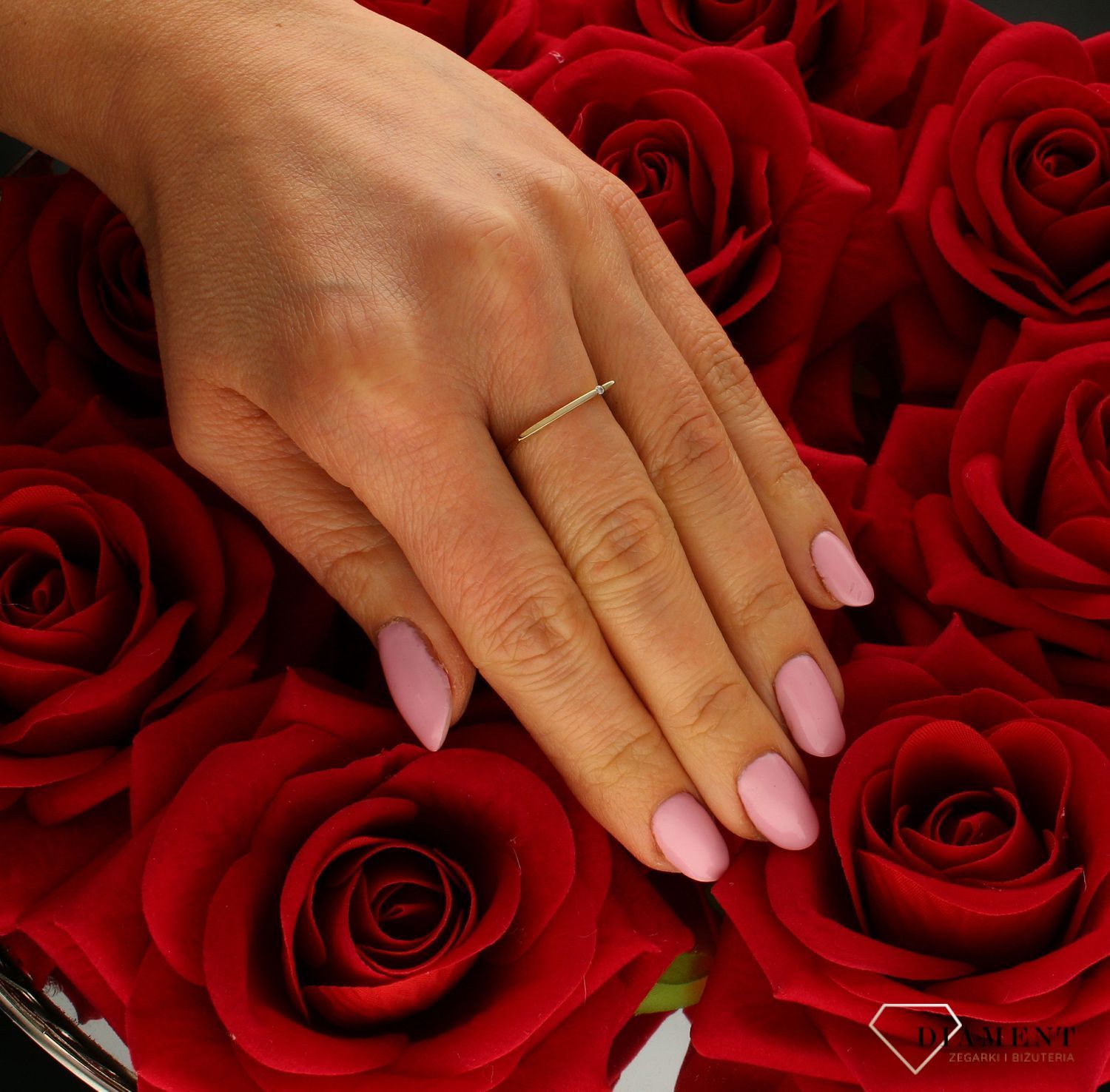 Złoty pierścionek 333 kwadratowy nowoczesny wzór DIA-PRS-5212-333. Pierścionek został wykonany z najwyższej jakości złota próby 333. Waga pierścionka wynosi około 1,05-1,10 gram. Pierścionek o geometrycznym wzorze, o w minim (4).jpg