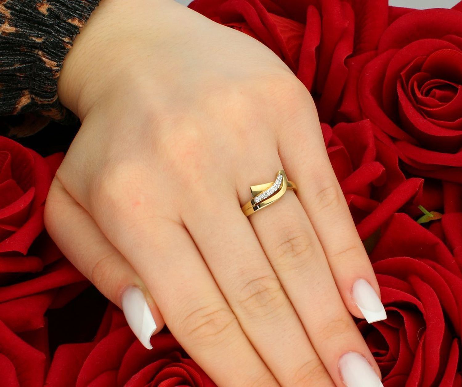 Złoty pierścionek nowoczesny z cyrkonią próba 333 rozmiar 11, DIA-PRS-5214-333. Stylowy pierścionek wykonany z żółtego złota o próbie 333, zaprojektowany w nowoczesnym stylu z 1.jpg