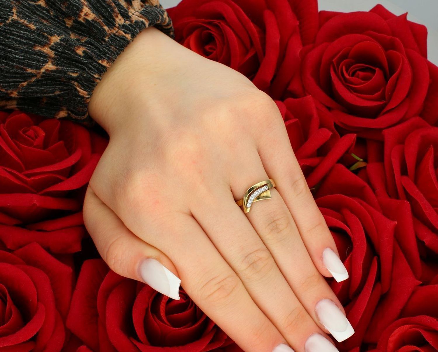 Złoty pierścionek nowoczesny z cyrkonią próba 333 rozmiar 11, DIA-PRS-5214-333. Stylowy pierścionek wykonany z żółtego złota o próbie 333, zaprojektowany w nowoczesnym stylu z 1.jpg