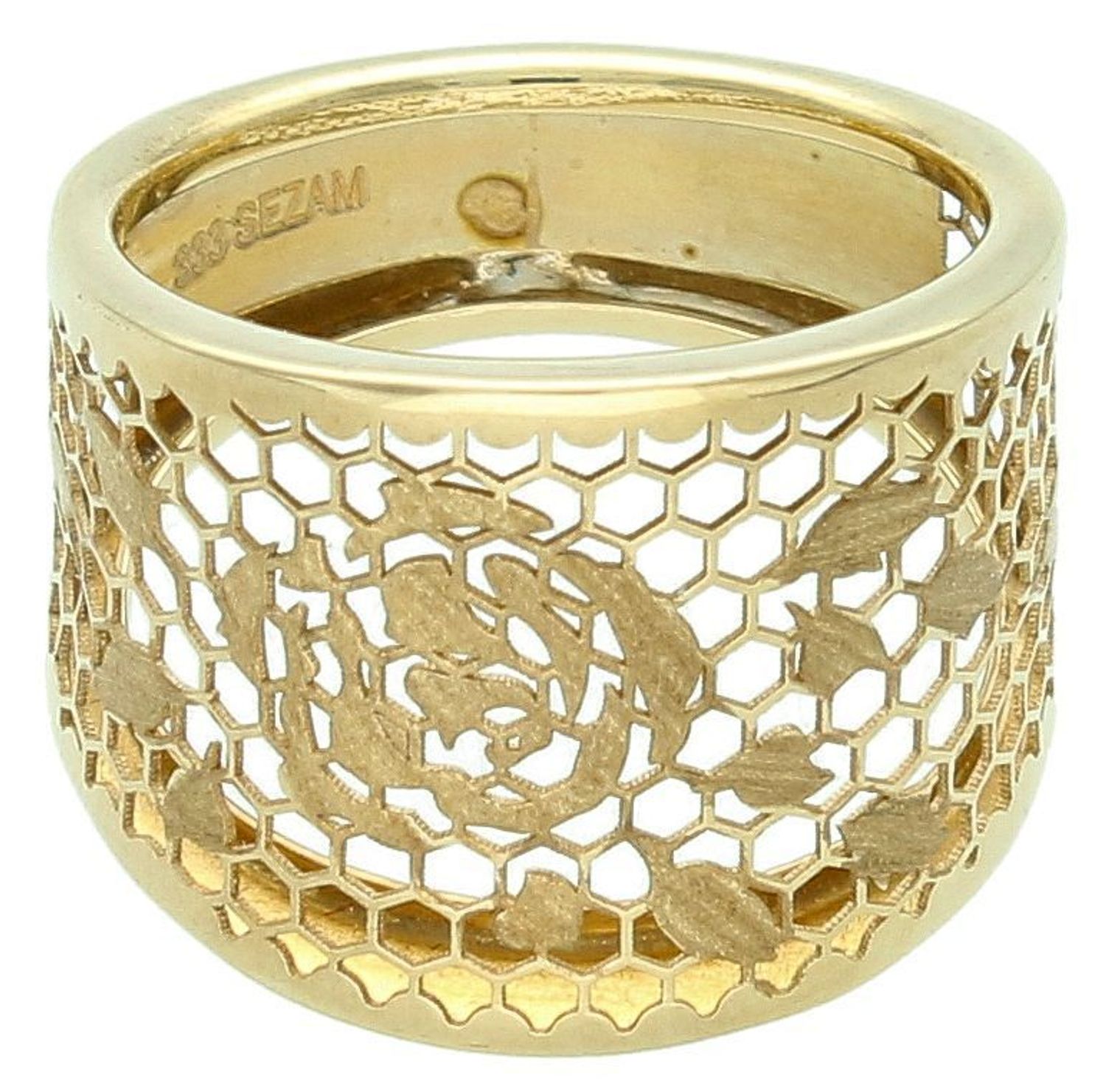 Złoty szeroki pierścionek ażurowe wzory z kwiatem próba 333, DIA-PRS-5216-333. Szeroki złoty pierścionek z ażurowym wzorem to przepiękna biżuteria, która łączy w sobie elegancję złota 1.jpg