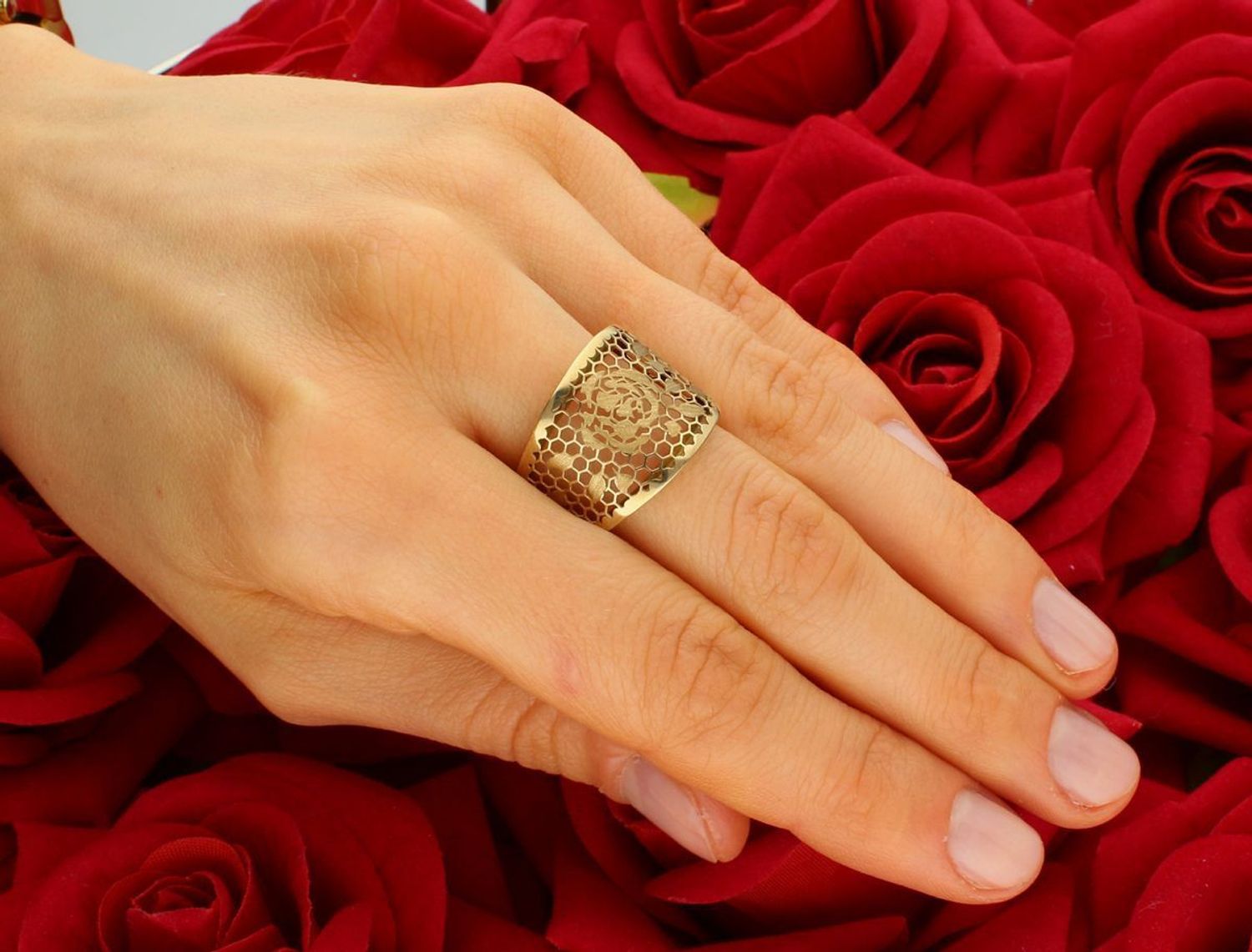 Złoty szeroki pierścionek ażurowe wzory z kwiatem próba 333, DIA-PRS-5216-333. Szeroki złoty pierścionek z ażurowym wzorem to przepiękna biżuteria, która łączy w sobie elegancję złota 1.jpg