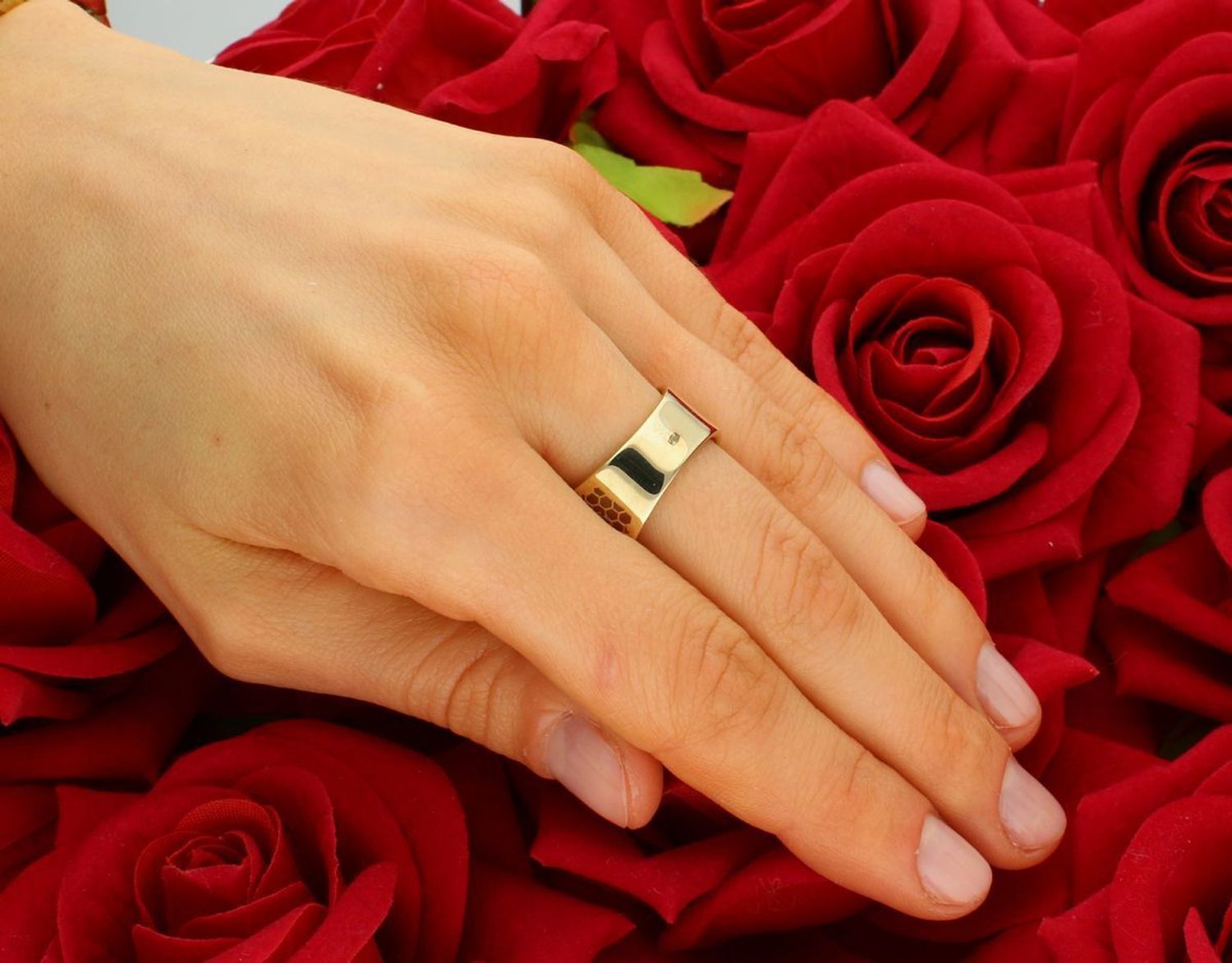 Złoty szeroki pierścionek ażurowe wzory z kwiatem próba 333, DIA-PRS-5216-333. Szeroki złoty pierścionek z ażurowym wzorem to przepiękna biżuteria, która łączy w sobie elegancję złota 1.jpg