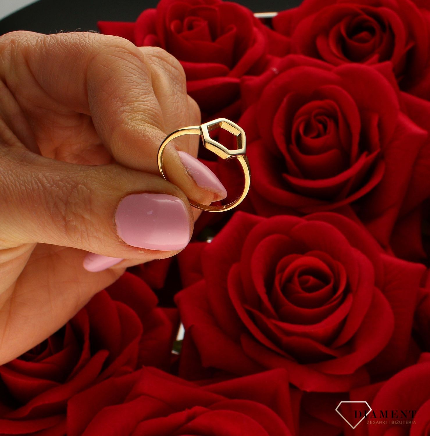 Złoty pierścionek 333 nowoczesny wzór DIA-PRS-5218-333. Pierścionek został wykonany z najwyższej jakości złota próby 333. Waga pierścionka wynosi około 3,06 gram. Pierścionek został ozdobiony geometrycznym wzorem, wpasowując (4).jpg