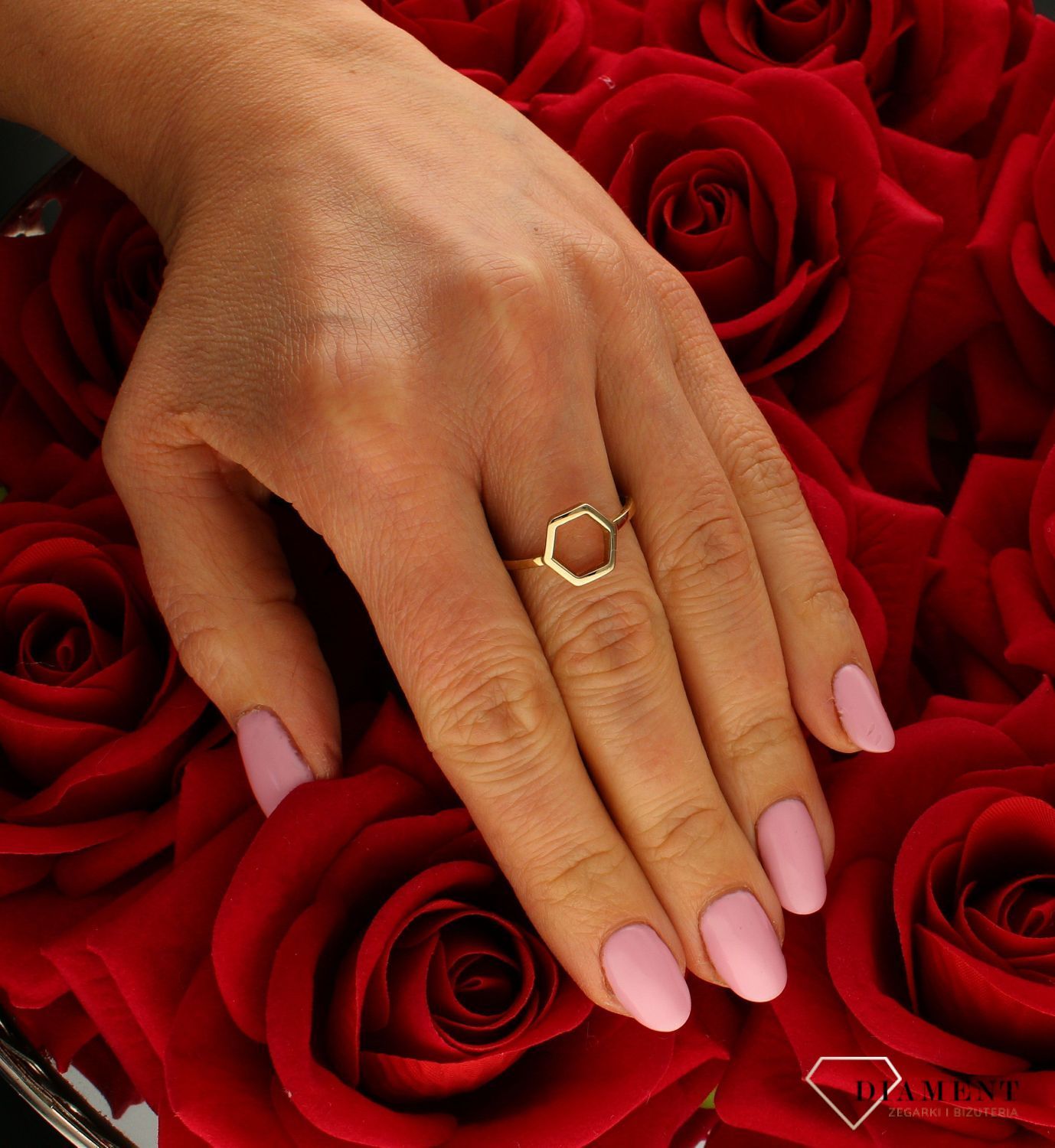 Złoty pierścionek 333 nowoczesny wzór DIA-PRS-5218-333. Pierścionek został wykonany z najwyższej jakości złota próby 333. Waga pierścionka wynosi około 3,06 gram. Pierścionek został ozdobiony geometrycznym wzorem, wpasowując (4).jpg