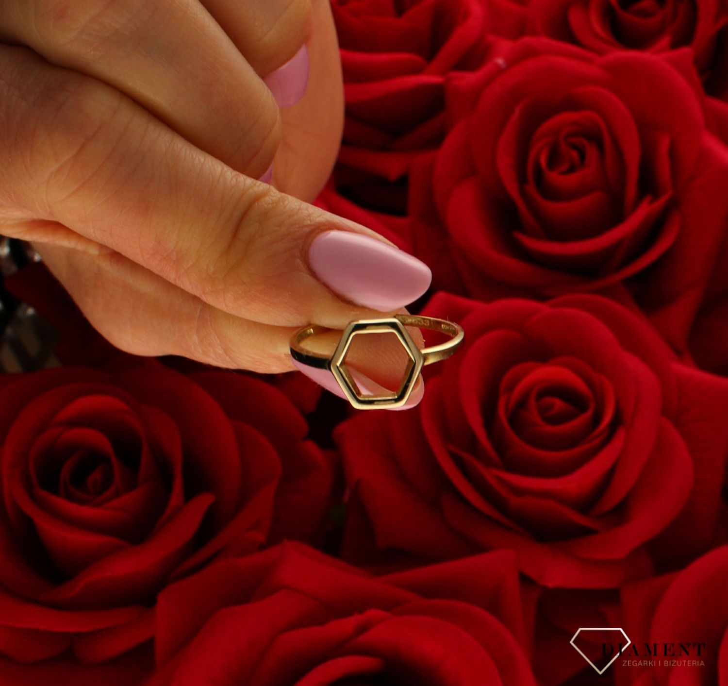 Złoty pierścionek 333 nowoczesny wzór DIA-PRS-5218-333. Pierścionek został wykonany z najwyższej jakości złota próby 333. Waga pierścionka wynosi około 3,06 gram. Pierścionek został ozdobiony geometrycznym wzorem, wpasowując (4).jpg