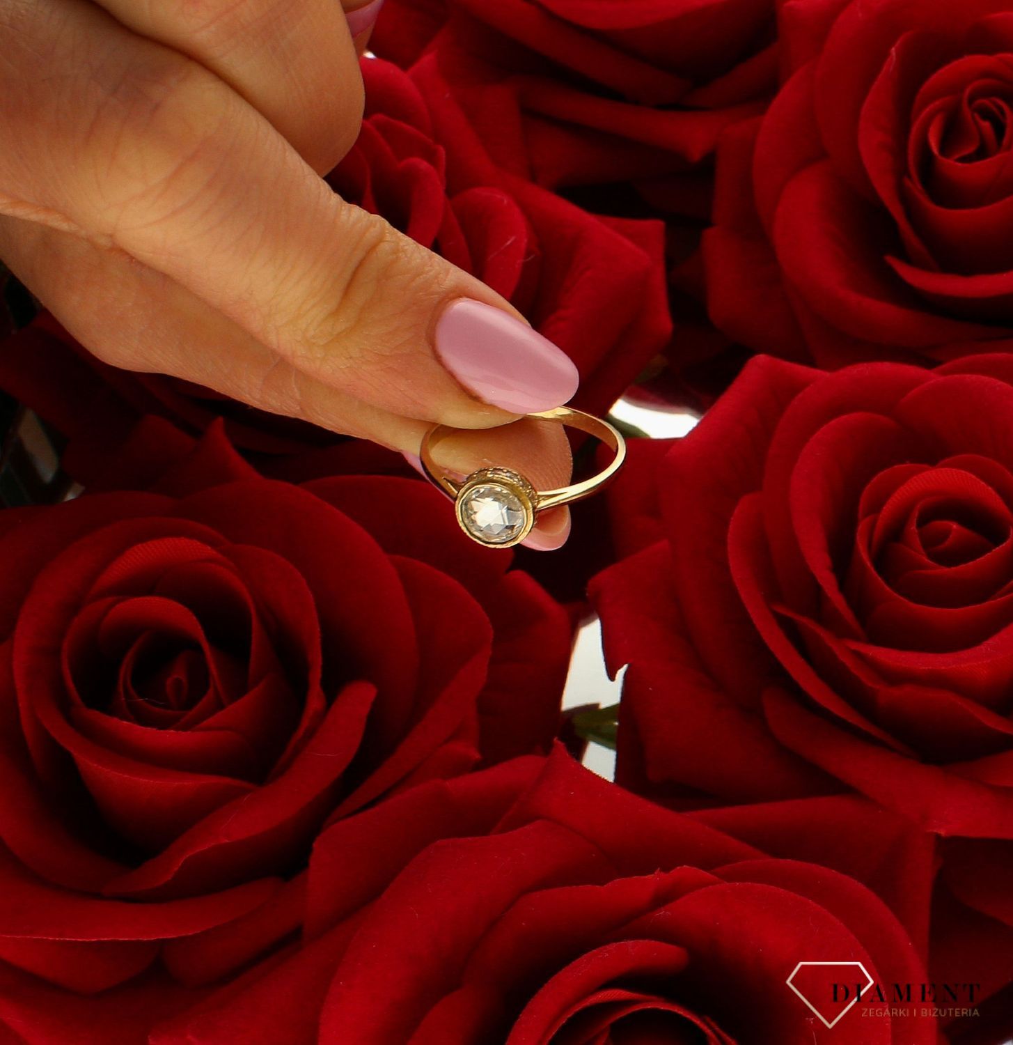 Złoty pierścionek 333 okrągły z cyrkoniami DIA-PRS-5219-333. Pierścionek został wykonany z najwyższej jakości złota próby 333. Waga pierścionka wynosi około 1,80 gram. Pierścionek został ozdobiony dużą okrągłą cyrkonią. Pier (4).jpg