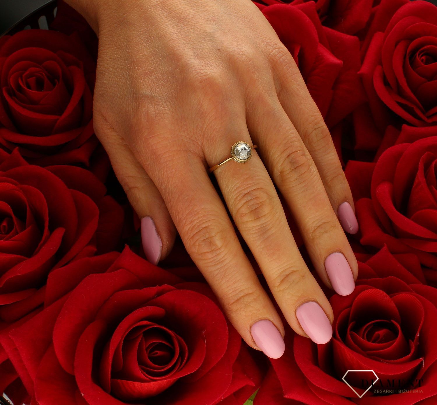 Złoty pierścionek 333 okrągły z cyrkoniami DIA-PRS-5219-333. Pierścionek został wykonany z najwyższej jakości złota próby 333. Waga pierścionka wynosi około 1,80 gram. Pierścionek został ozdobiony dużą okrągłą cyrkonią. Pier (4).jpg