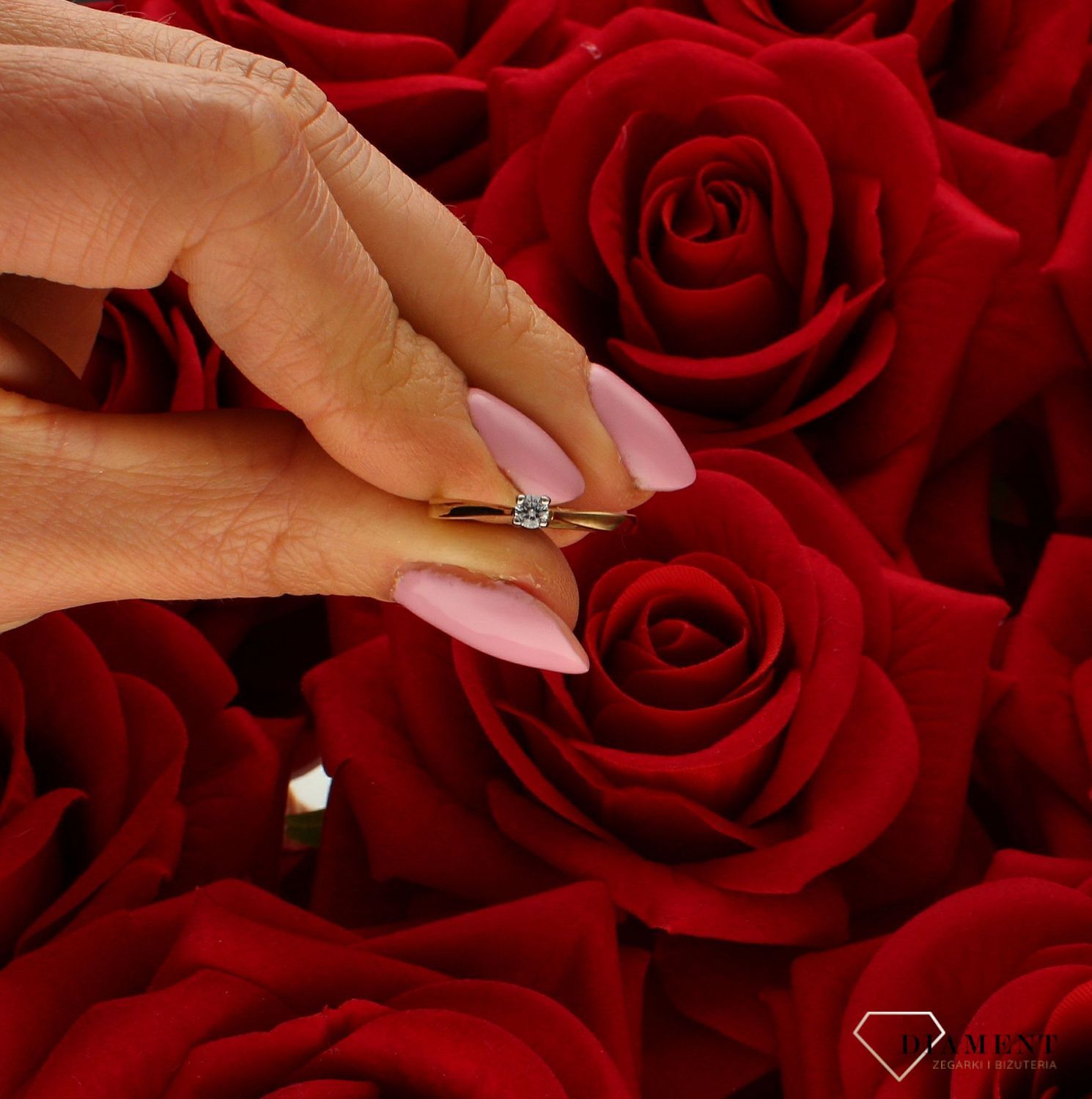 Złoty pierścionek 333 z cyrkonią zaręczynowy DIA-PRS-5220-333.  Pierścionek został wykonany z najwyższej jakości złota próby 333. Waga pierścionka wynosi około 1,55 gram. Pierścionek został ozdobiony wystającą cyrkonia. Pierśc (1).jpg