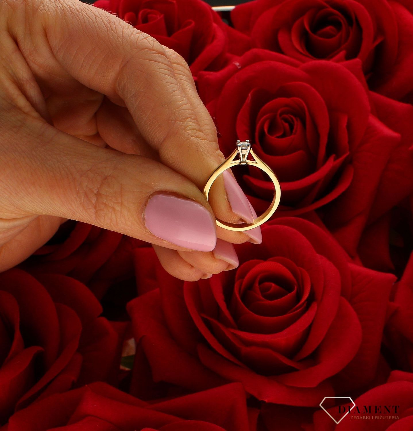 Złoty pierścionek 333 z cyrkonią zaręczynowy DIA-PRS-5220-333.  Pierścionek został wykonany z najwyższej jakości złota próby 333. Waga pierścionka wynosi około 1,55 gram. Pierścionek został ozdobiony wystającą cyrkonia. Pierśc (1).jpg