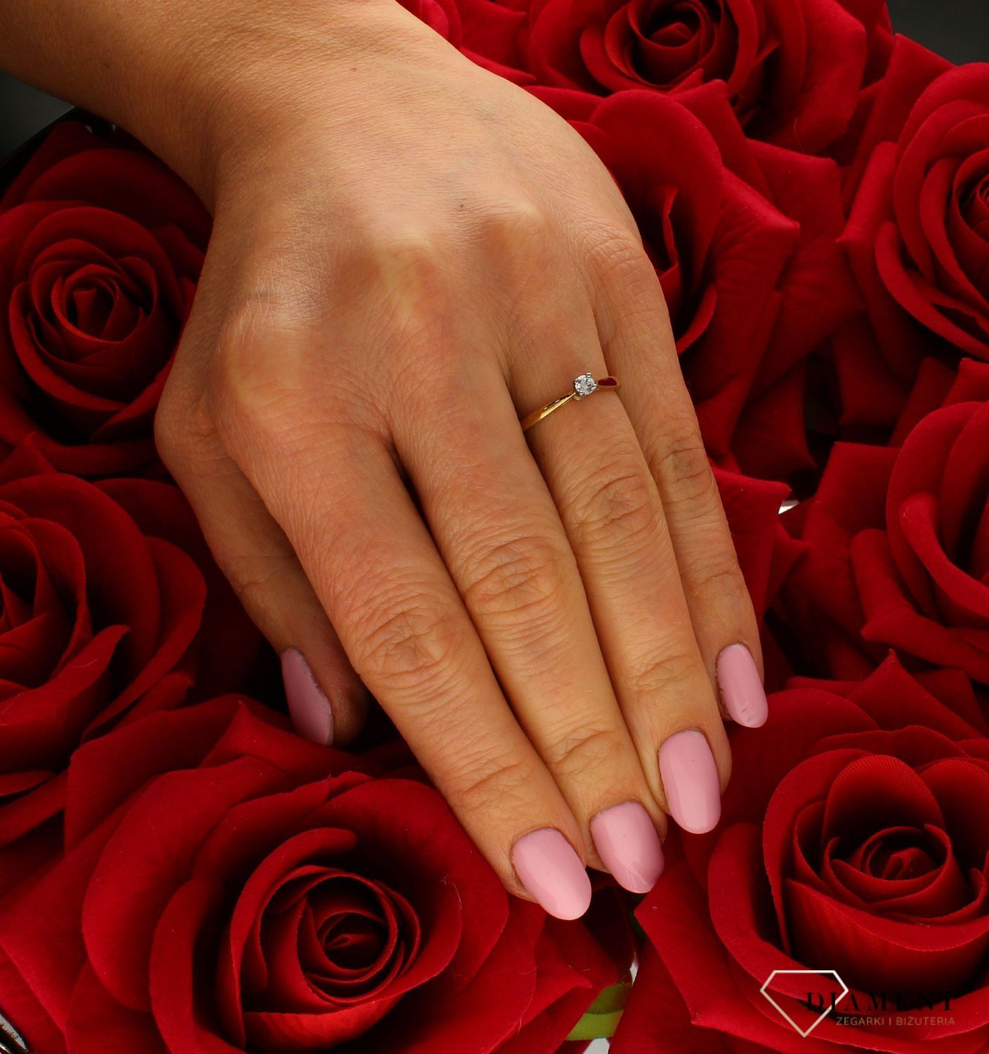 Złoty pierścionek 333 z cyrkonią zaręczynowy DIA-PRS-5220-333.  Pierścionek został wykonany z najwyższej jakości złota próby 333. Waga pierścionka wynosi około 1,55 gram. Pierścionek został ozdobiony wystającą cyrkonia. Pierśc (1).jpg