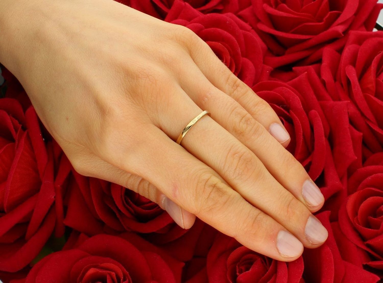 Złoty pierścionek zaręczynowy z jednym oczkiem próba 333 rozmiar 11, DIA-PRS-5221-333. To piękna biżuteria, która z pewnością będzie wyjątkowym symbolem miłości i zaangażowania. 1.jpg