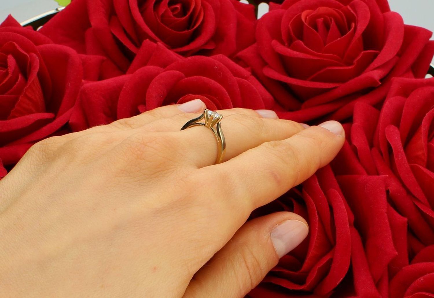 Złoty pierścionek zaręczynowy z jednym oczkiem próba 333 rozmiar 11, DIA-PRS-5221-333. To piękna biżuteria, która z pewnością będzie wyjątkowym symbolem miłości i zaangażowania. 1.jpg