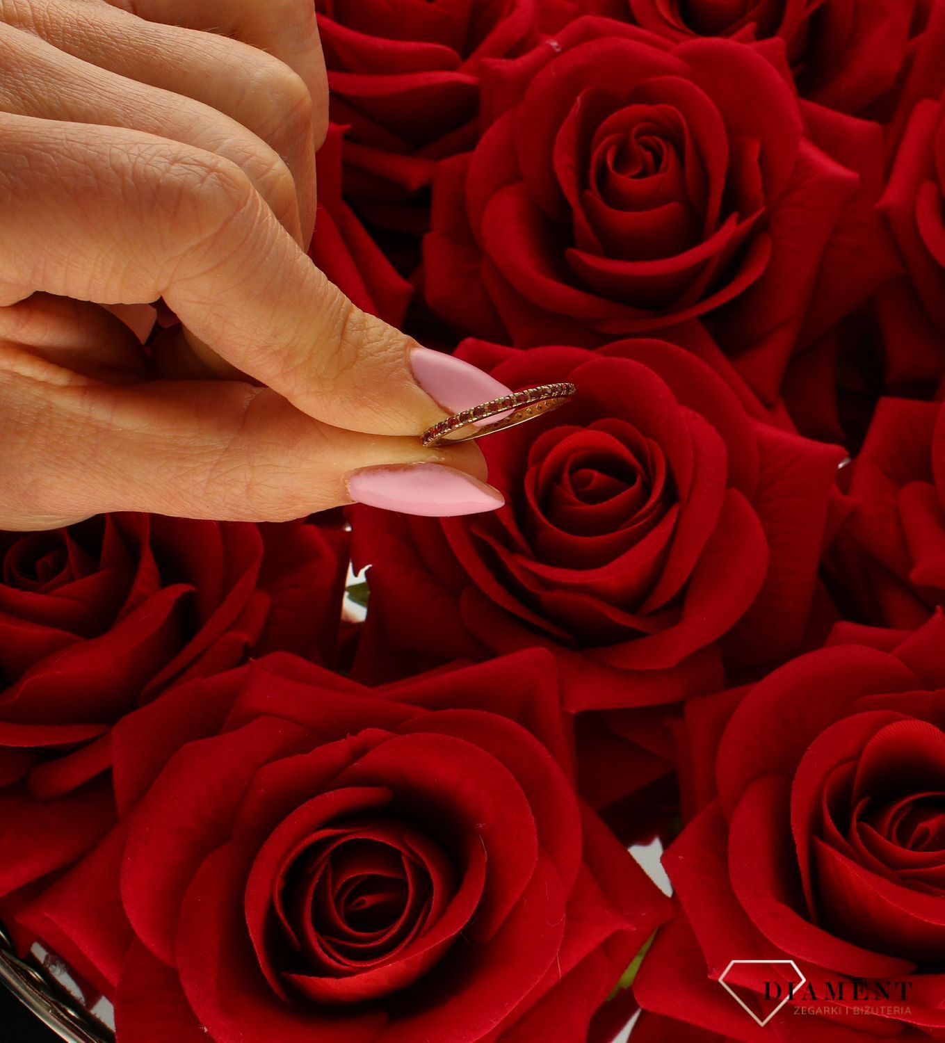 Złoty pierścionek 333 obrączka z czerwonymi cyrkoniami DIA-PRS-5222-333. Pierścionek został wykonany z najwyższej jakości żółtego złota próby 333 wysadzony czerwonymi cyrkoniami. Ten model pierścionka z pewnością spodoba się k (1).jpg