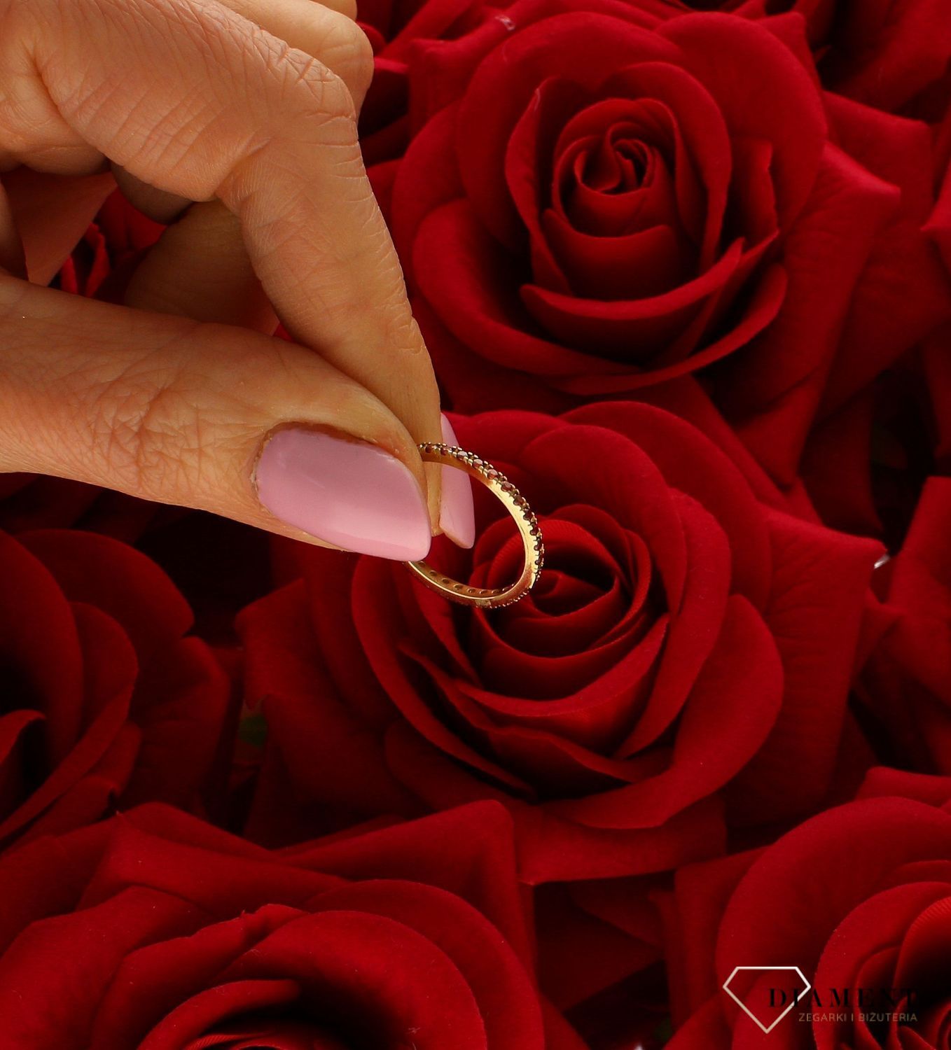 Złoty pierścionek 333 obrączka z czerwonymi cyrkoniami DIA-PRS-5222-333. Pierścionek został wykonany z najwyższej jakości żółtego złota próby 333 wysadzony czerwonymi cyrkoniami. Ten model pierścionka z pewnością spodoba się k (1).jpg