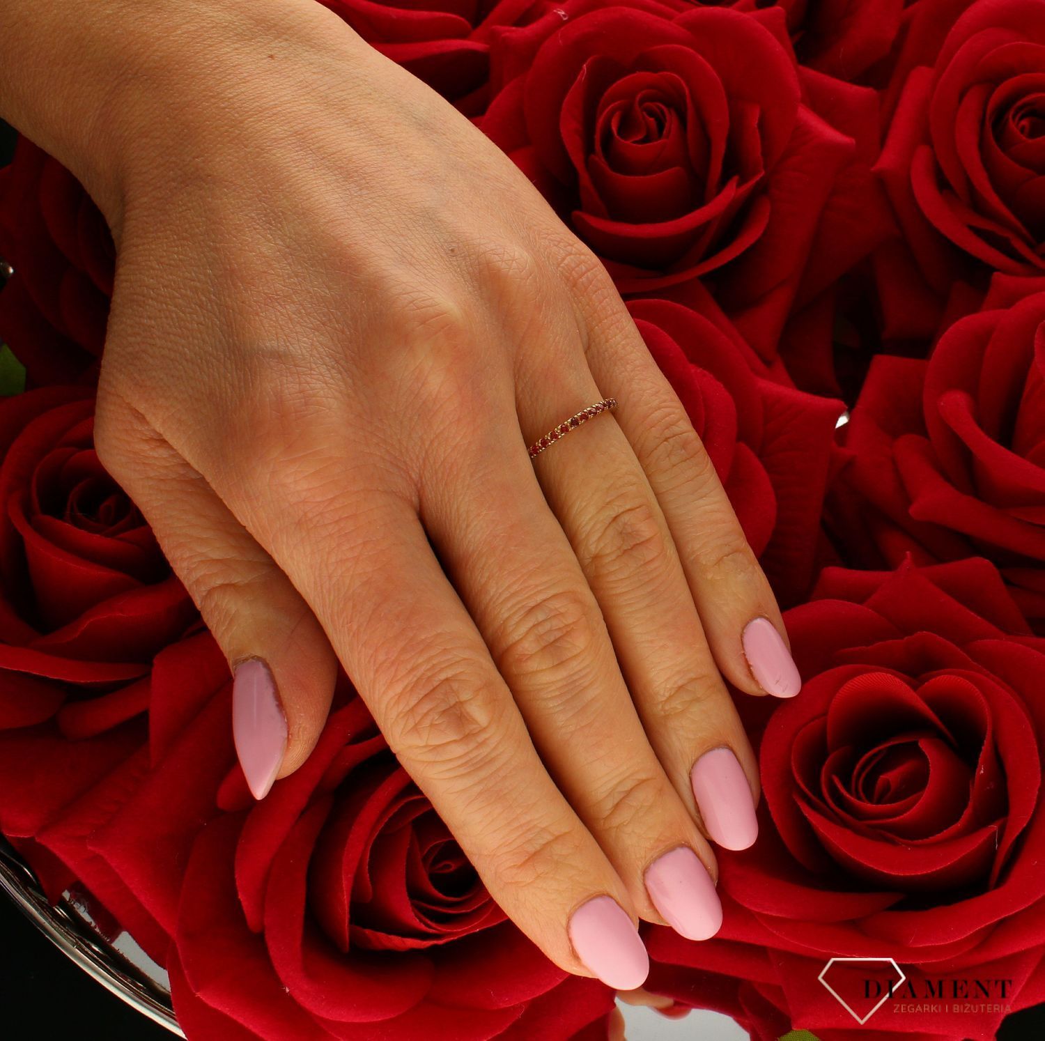 Złoty pierścionek 333 obrączka z czerwonymi cyrkoniami DIA-PRS-5222-333. Pierścionek został wykonany z najwyższej jakości żółtego złota próby 333 wysadzony czerwonymi cyrkoniami. Ten model pierścionka z pewnością spodoba się k (1).jpg