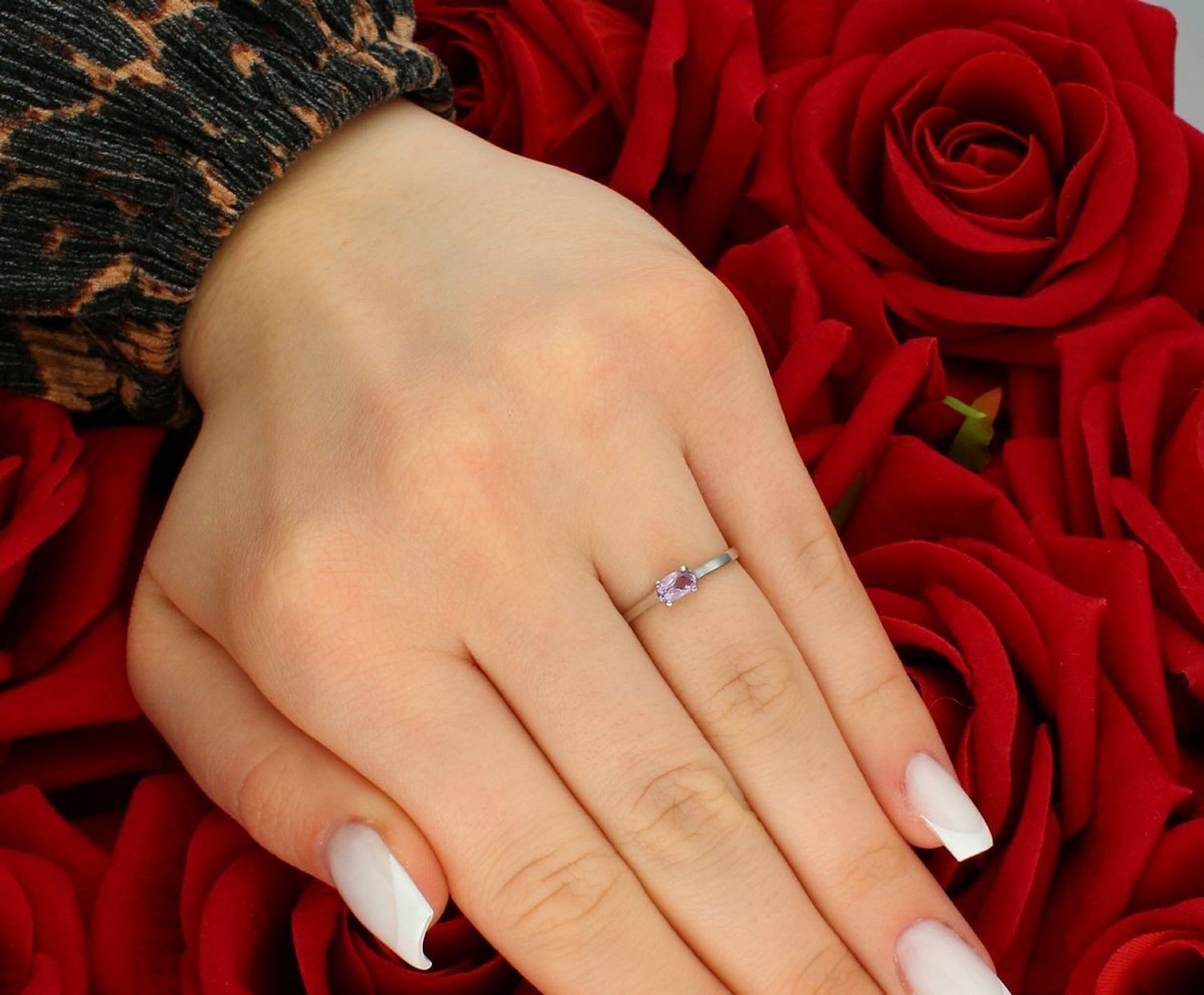 Złoty pierścionek białe złoto z ametystem próba 333 rozmiar 12, DIA-PRS-5224-333. Elegancki pierścionek wykonany z białego złota o próbie 333, który zachwyca subtelnym blaskiem i 1.jpg