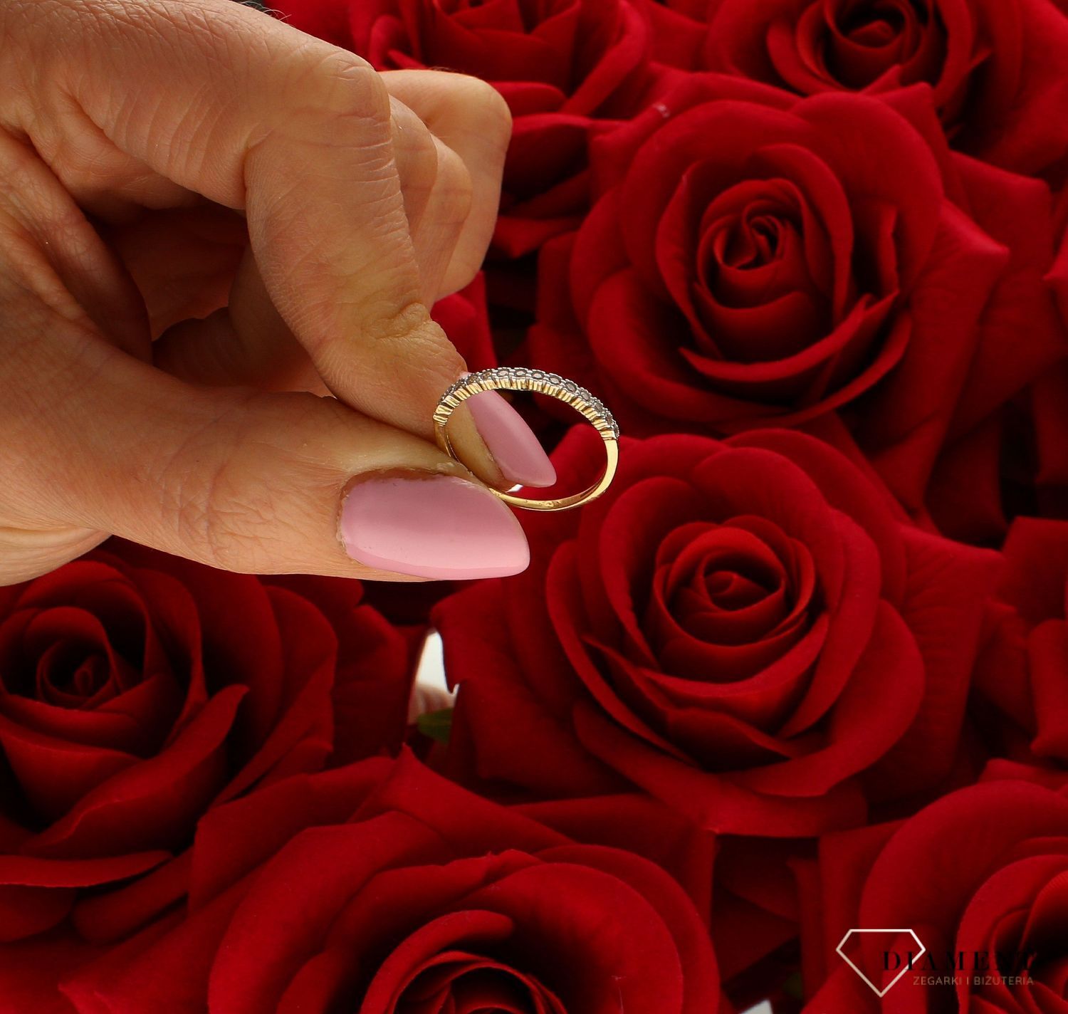 Złoty pierścionek 333 obrączka z cyrkoniami DIA-PRS-5225-333.  Pierścionki obrączki to hit ostatnich lat! Ten model pierścionka z pewnością spodoba się kobietom nowoczesnym, ale ceniącym sobie prostotę i oryginalność. Waga p (4).jpg