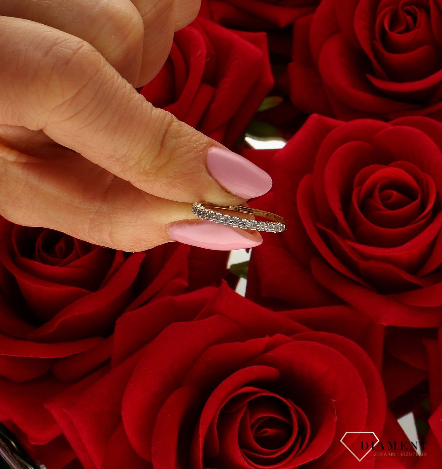 Złoty pierścionek 333 obrączka z cyrkoniami DIA-PRS-5225-333.  Pierścionki obrączki to hit ostatnich lat! Ten model pierścionka z pewnością spodoba się kobietom nowoczesnym, ale ceniącym sobie prostotę i oryginalność. Waga p (4).jpg