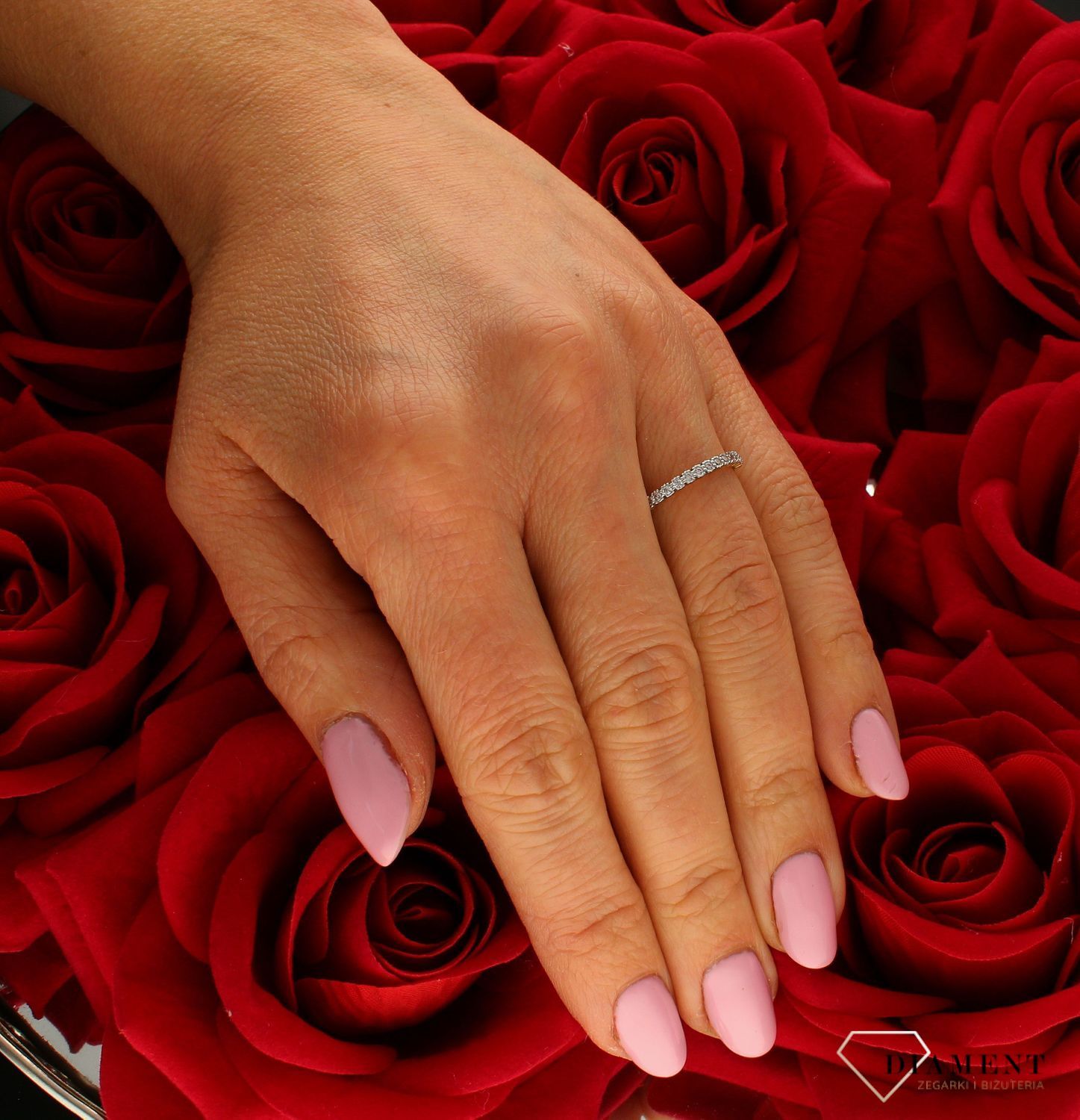 Złoty pierścionek 333 obrączka z cyrkoniami DIA-PRS-5225-333.  Pierścionki obrączki to hit ostatnich lat! Ten model pierścionka z pewnością spodoba się kobietom nowoczesnym, ale ceniącym sobie prostotę i oryginalność. Waga p (4).jpg