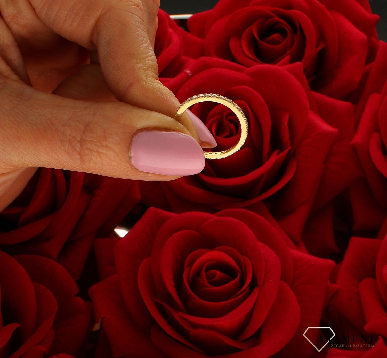 Złoty pierścionek 333 obrączka z białymi cyrkoniami DIA-PRS-5226-333. . Pierścionki obrączki to hit ostatnich lat! Ten model pierścionka z pewnością spodoba się kobietom nowoczesnym, ale ceniącym sobie prostotę i oryginalnoś (4).jpg