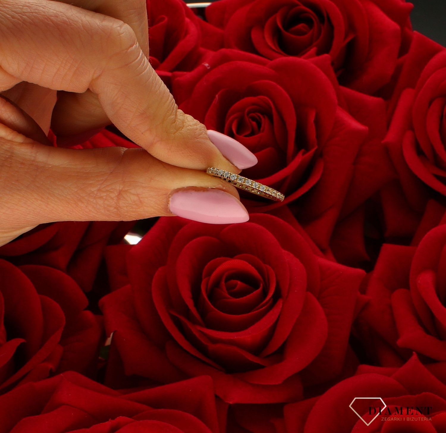 Złoty pierścionek 333 obrączka z białymi cyrkoniami DIA-PRS-5226-333. . Pierścionki obrączki to hit ostatnich lat! Ten model pierścionka z pewnością spodoba się kobietom nowoczesnym, ale ceniącym sobie prostotę i oryginalnoś (4).jpg