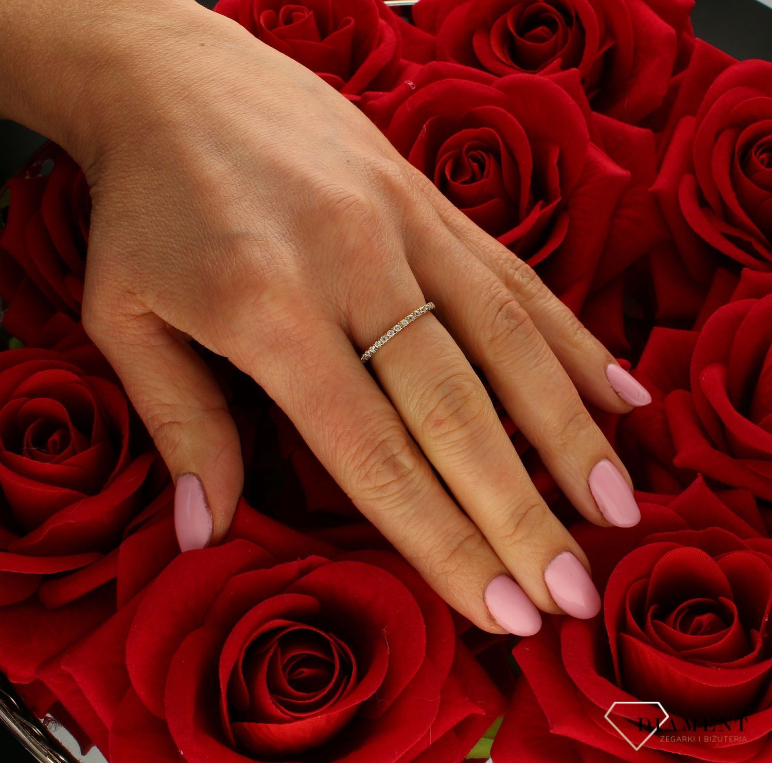 Złoty pierścionek 333 obrączka z białymi cyrkoniami DIA-PRS-5226-333. . Pierścionki obrączki to hit ostatnich lat! Ten model pierścionka z pewnością spodoba się kobietom nowoczesnym, ale ceniącym sobie prostotę i oryginalnoś (4).jpg