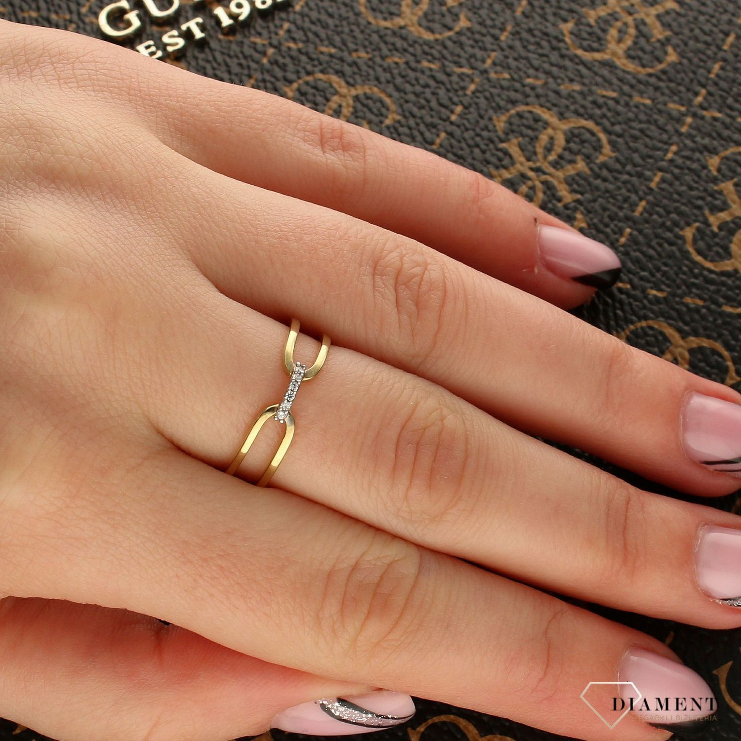 Złoty pierścionek 'Ogniwa złączone cyrkonią' rozmiar 15 DIA-PRS-5292-333.  Pierścionek o nowoczesnym wyglądzie przypominający ogniwa złączone cyrkoniami. Na prezent. Na walentynki.1.jpg