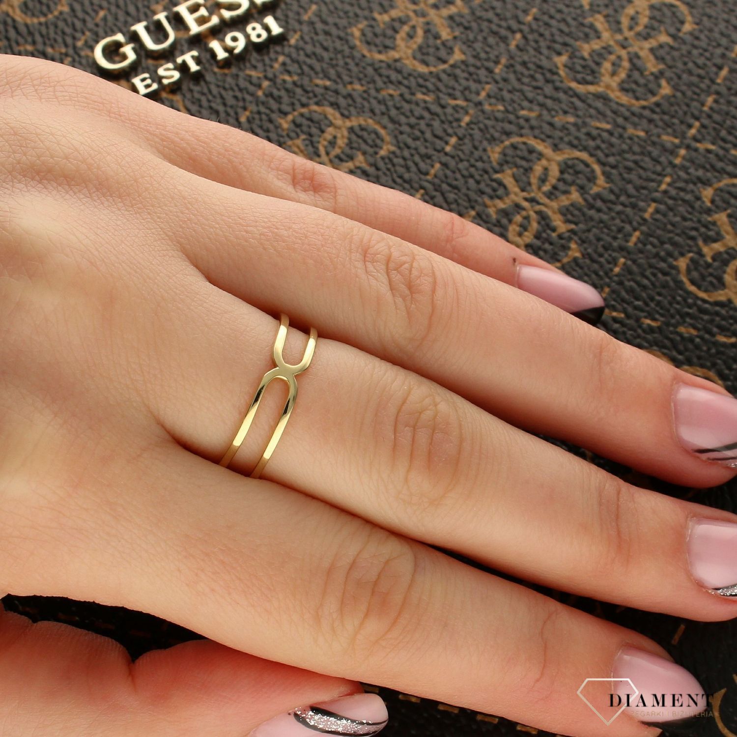 Złoty pierścionek 'Ogniwa złączone cyrkonią' rozmiar 15 DIA-PRS-5292-333.  Pierścionek o nowoczesnym wyglądzie przypominający ogniwa złączone cyrkoniami. Na prezent. Na walentynki.1.jpg